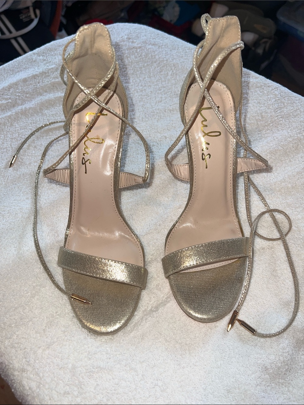 NWOT Lulu’s sz 7 gold ankle strap heels